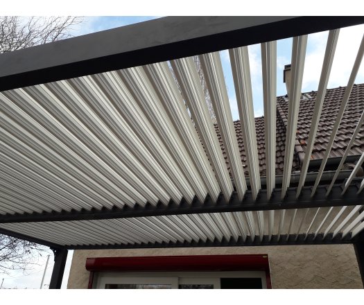 Pergola bioclimatique avec ventelles écru, Aluminium gris anthracite, 3.60 x 6.00 m, 21.5m²