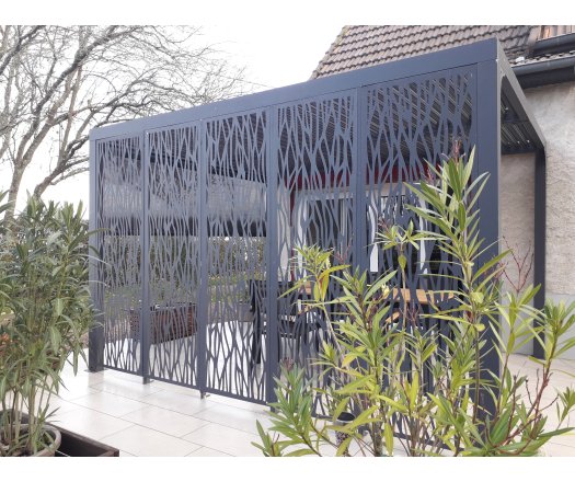 Pergola bioclimatique  avec panneaux moucharabieh coloris gris pour côté 3,60 m et rideau manuel coloris gris pour côté 3 m, Aluminium gris anthracite, 3.60 x 3.00 m, 10.80m²