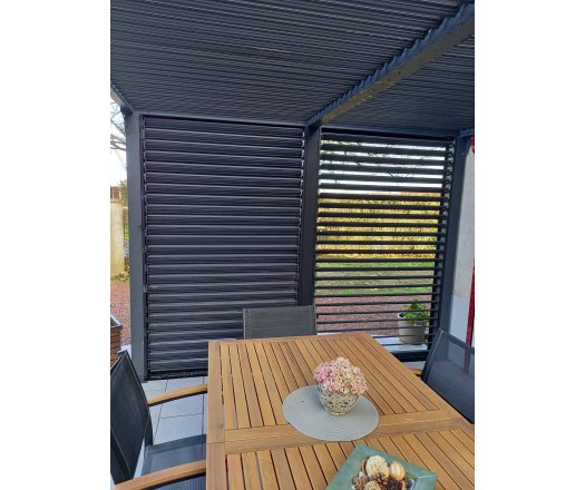 Pergola bioclimatique livrée avec des ventelles latérales aluminium mobiles pour côté 3 m, Aluminium gris anthracite, 3.60 x 3.00 m, 10.80m²