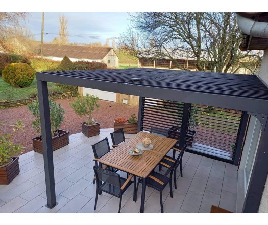 Pergola bioclimatique livrée avec des ventelles latérales aluminium mobiles pour côté 3 m, Aluminium gris anthracite, 3.60 x 3.00 m, 10.80m²