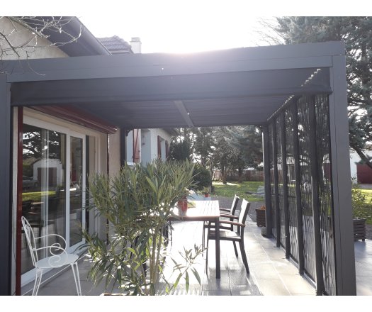 Pergola bioclimatique  avec panneaux moucharabieh coloris gris pour côté 3,60 m et rideau manuel coloris gris pour côté 3 m, Aluminium gris anthracite, 3.60 x 3.00 m, 10.80m²