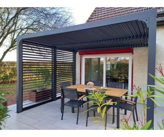 Pergola bioclimatique livrée avec des ventelles latérales aluminium mobiles pour côté 3 m, Aluminium gris anthracite, 3.60 x 3.00 m, 10.80m²