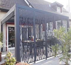 Pergola bioclimatique  avec panneaux moucharabieh coloris gris pour côté 3,60 m et rideau manuel coloris gris pour côté 3 m, Aluminium gris anthracite, 3.60 x 3.00 m, 10.80m²