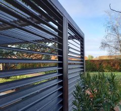 Pergola bioclimatique livrée avec des ventelles latérales aluminium mobiles pour côté 3 m, Aluminium gris anthracite, 3.60 x 3.00 m, 10.80m²