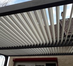 Pergola bioclimatique avec ventelles écru, Aluminium gris anthracite, 3.60 x 6.00 m, 21.5m²