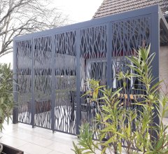 Pergola bioclimatique  avec panneaux moucharabieh coloris gris pour côté 3,60 m et rideau manuel coloris gris pour côté 3 m, Aluminium gris anthracite, 3.60 x 3.00 m, 10.80m²