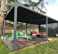 Pergola bioclimatique avec rideau manuel coloris gris pour côté 3,60 m, Aluminium gris anthracite, 3.60 x 6.00 m, 21.5m²