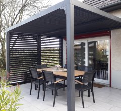 Pergola bioclimatique livrée avec des ventelles latérales aluminium mobiles pour côté 3 m, Aluminium gris anthracite, 3.60 x 3.00 m, 10.80m²