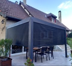 Pergola bioclimatique avec rideau manuel coloris gris pour côté 3 m et rideau manuel coloris gris pour côté 3,60 m, Aluminium gris anthracite, 3.60 x 3.00 m, 10.80m²