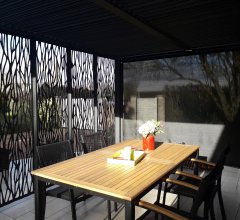 Pergola bioclimatique  avec panneaux moucharabieh coloris gris pour côté 3,60 m et rideau manuel coloris gris pour côté 3 m, Aluminium gris anthracite, 3.60 x 3.00 m, 10.80m²