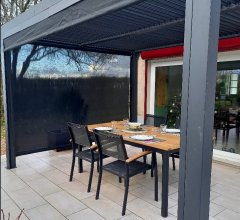 Pergola bioclimatique avec rideau manuel coloris gris pour côté 3 m et rideau manuel coloris gris pour côté 3,60 m, Aluminium gris anthracite, 3.60 x 3.00 m, 10.80m²