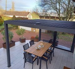 Pergola bioclimatique livrée avec des ventelles latérales aluminium mobiles pour côté 3 m, Aluminium gris anthracite, 3.60 x 3.00 m, 10.80m²