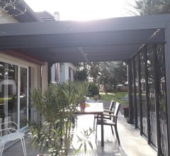 Pergola bioclimatique  avec panneaux moucharabieh coloris gris pour côté 3,60 m et rideau manuel coloris gris pour côté 3 m, Aluminium gris anthracite, 3.60 x 3.00 m, 10.80m²